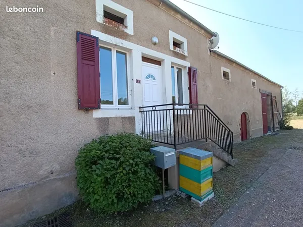A vendre grande ferme dans cadre verdoyant bordée d'une rivière à Barnay (71)