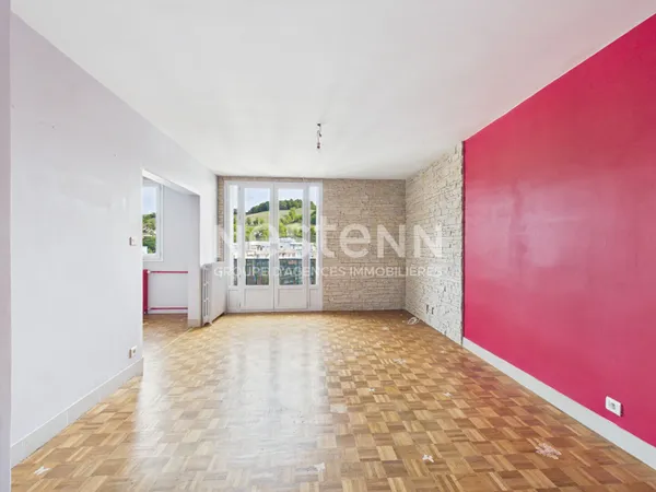 A vendre à Aurillac, secteur grande Poste, au 6 ème étage avec ascenseur, appartement traversant de 