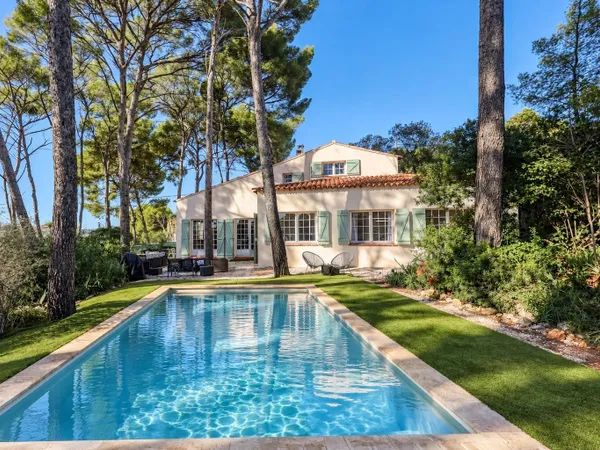 Villa sous les pins meditérannéens mer à pieds