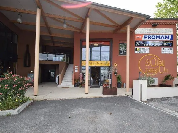 Local commercial 1 pièce 58 m²