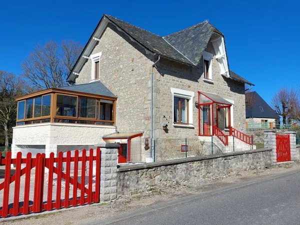 Maison en pierres au coeur du bourg