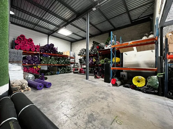 Local commercial Bouc Bel Air 390 m2