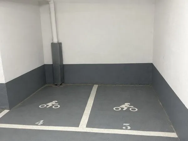 3 places de parkings moto en SS centre de Vincennes proche mairie