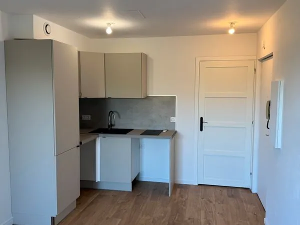 Studio 19.5 m2 refait à neuf, balcon aperçu mer sur Antibes