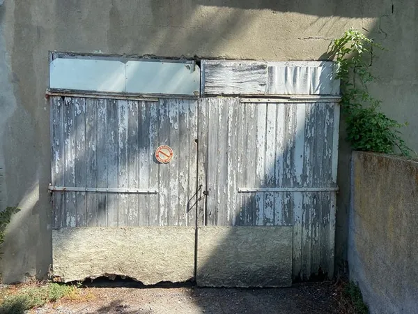 Garage d'environ 120 m2 a 2 minutes du Centre-Ville