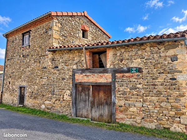 Bâti en pierre avec terrain clos à rénover