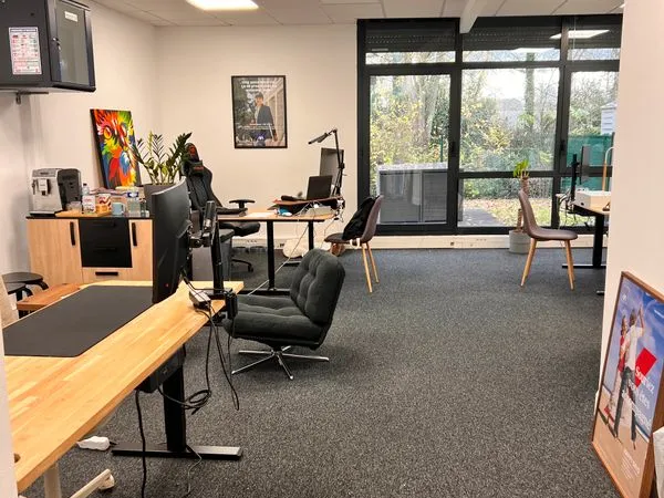 Rare a serris - 67 m² de bureaux en rdc avec jardin