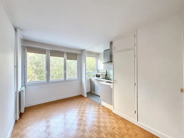 Studio 22m2  5ème étage  ascenseur  vue arborée