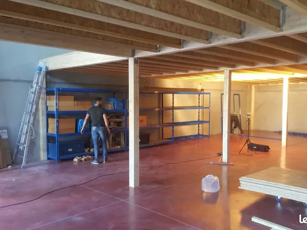 ENTREPOTS DE STOCKAGE et bureaux - 270 m² A LOUER