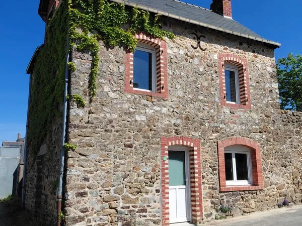 Maison de ville 3 pièces avec jardin au Bourgneuf la Forêt