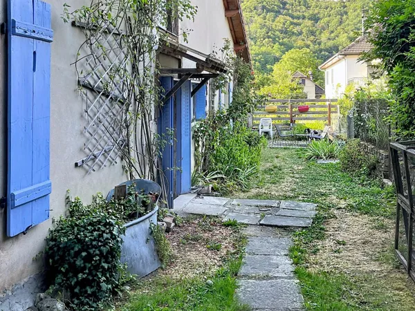 Belle maison de village en pierre, avec un appartement indépendant en rez de jardin.