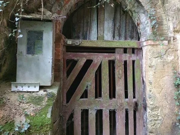 3 caves à vendre Chahaignes - équipées eau de ville et compteur EDF- direct propriétaire -