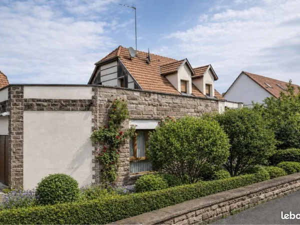 OSTWALD - Maison familiale de 184,90 m² avec jardin, terrasse et garage - 490 000