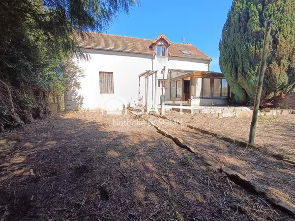 Genouilly, maison en pierre de caractère 101 m2, 3 chambres, jardin , beau potentiel