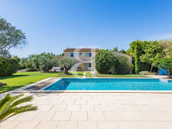 Élégante villa traditionnelle aux portes de la campagne