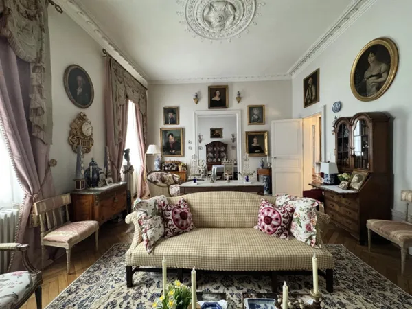 Magnifique hôtel particulier avec de vastes jardins et des dépen