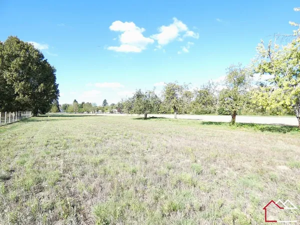 EXCLUSIVITÉ - Terrain constructible d'environ 1 600 m² -