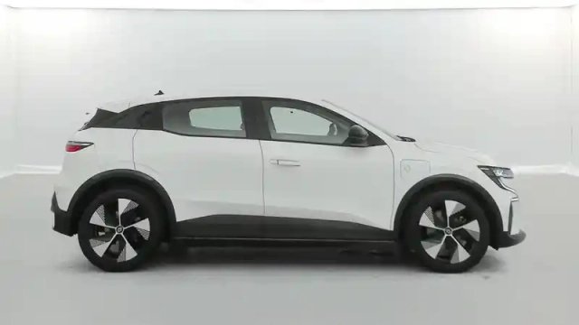 Renault Megane e-tech ev40 130ch standard charge — photo 6