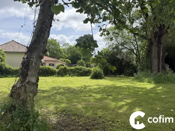 Terrain 698 m²