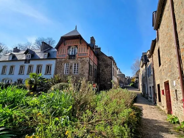 DINAN - LEHON : Un appartement superbe, avec vues sur la vallée et la rivière, de la lumière!