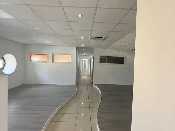 À LOUER LOCAL PROFESSIONNEL 250 m2 LE LAMENTIN