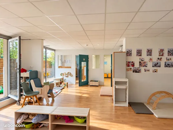 Local commercial de 147m² dans le centre de Puteaux, France - À vendre