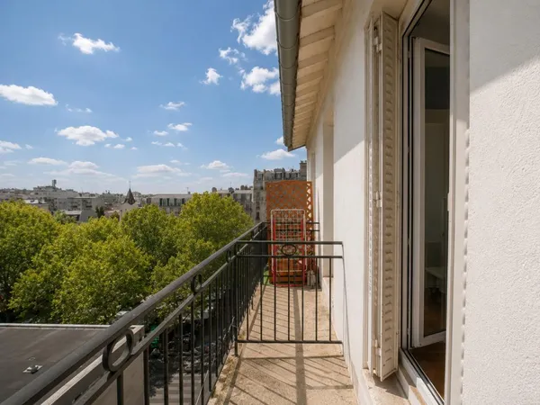 Bois-Colombes ? Dernier étage, deux balcons et près de 20 m² de combles