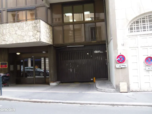 __________________________________________________________________ Parking couvert sécurisé - Grasli