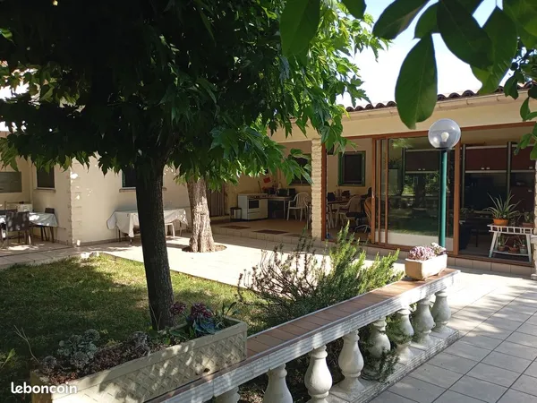 Camaret-sur-aigues — maison de plein pied sur un terrain de 1792 m2 avec piscine