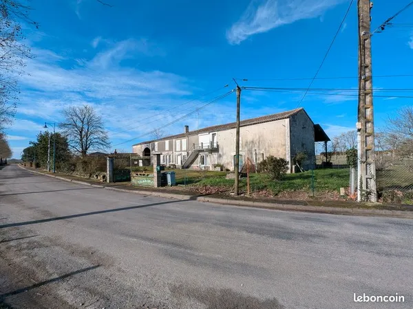 À vendre - Authentique longère charentaise en pierre à rénover - 180 m2 - terrain 2283 m2