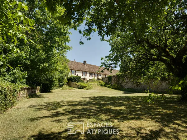 Ancienne dépendance du château et son charmant jardin