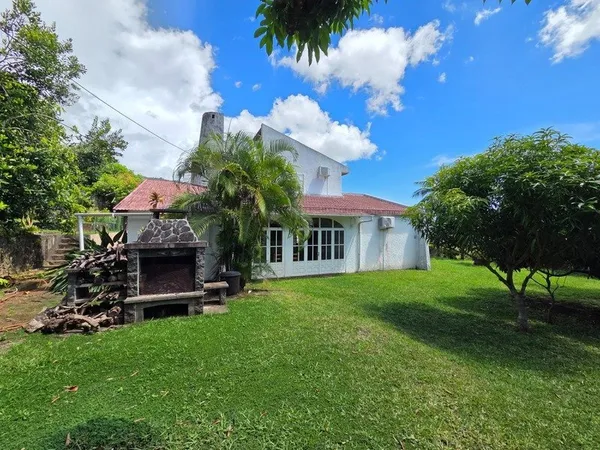 Villa T7 de 276 m² sur 1 661 m² de terrain plat - Bas de St-François