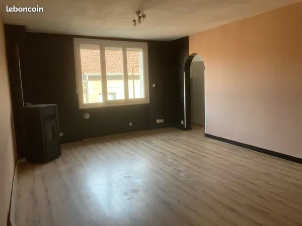 Grand T3 plein pied centre laragne