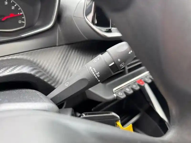 Peugeot 208 puretech 75 s&amp;s bvm5 like — photo 17