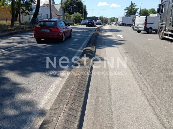A louer Local commercial Vannes 380 m2 Forte visibilité Parking