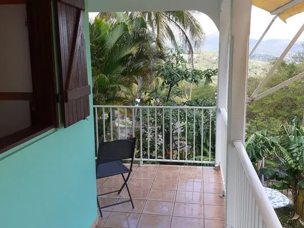 F2 bas de villa vue mer et montagne