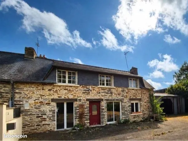 Maison en pierre de 113m2 avec terrain de 1197 m2, nombreuses dépendances