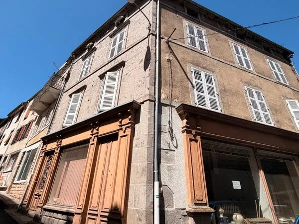 Grande maison de bourg / potentiel immeuble Rochefort-Montagne rentabilité brute actuelle de 9%