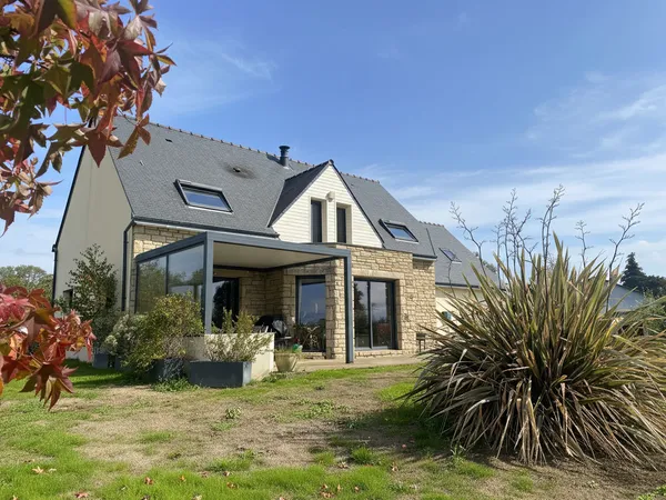 Maison contemporaine ? Caden ? Terrain de 2 700 m² et double garage ? 156 m² ? 4 chambres