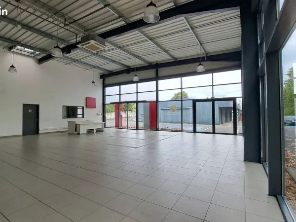 Local 369 m² Saintes