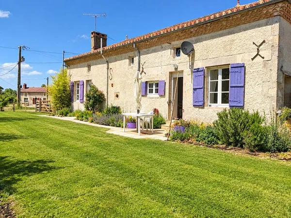 Adriers - Corps de ferme rénové de 3 chambres avec jardin. Classement énergétique A ! Une maison exc