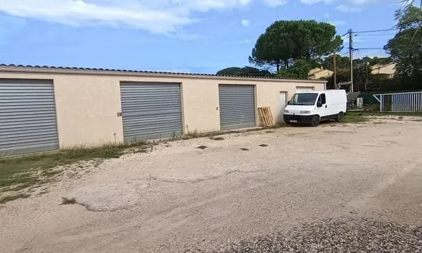 LOT DE 4 GARAGES PLACE DE PARKING SUR TERRAIN DE 661 M²