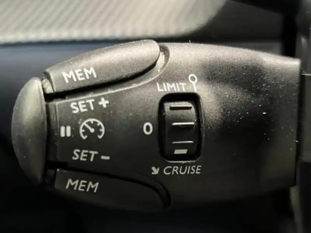 Peugeot 2008 e- 136ch allure business — photo 11
