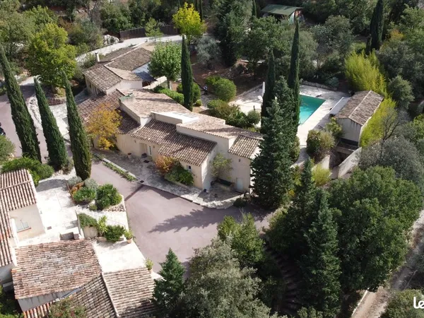 Un ensemble immobilier de 490 m² composé de 3 maisons avec 3 ha de forêt