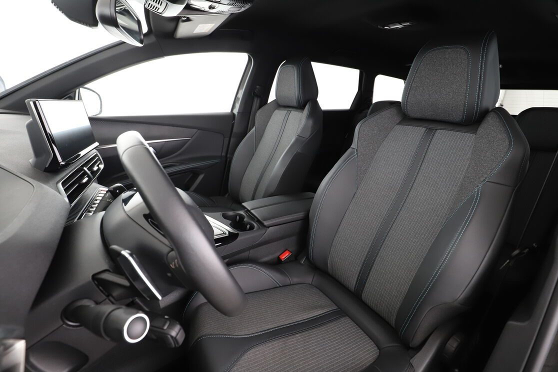 Peugeot 5008 1.2 Hybrid Allure Pack e-DCS6 — photo 9
