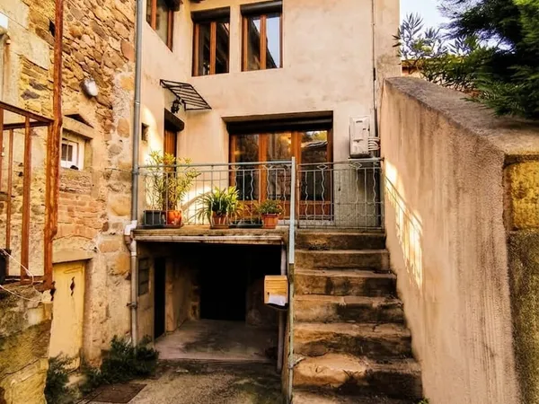 Maison de village avec terrasse et caves
