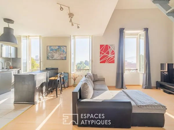 Duplex rénové sous les toits avec vue dégagée sur les collines