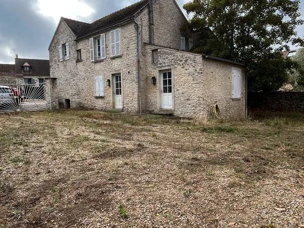 Maison en pierre avec de nombreuses dépendances