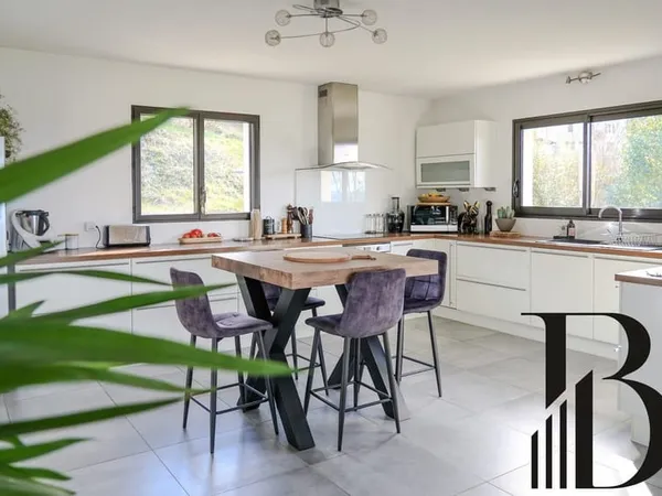 Villa avec piscine et vue dégagée