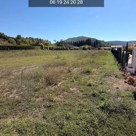Terrain à bâtir de 1043 m² à SALERNES (83)